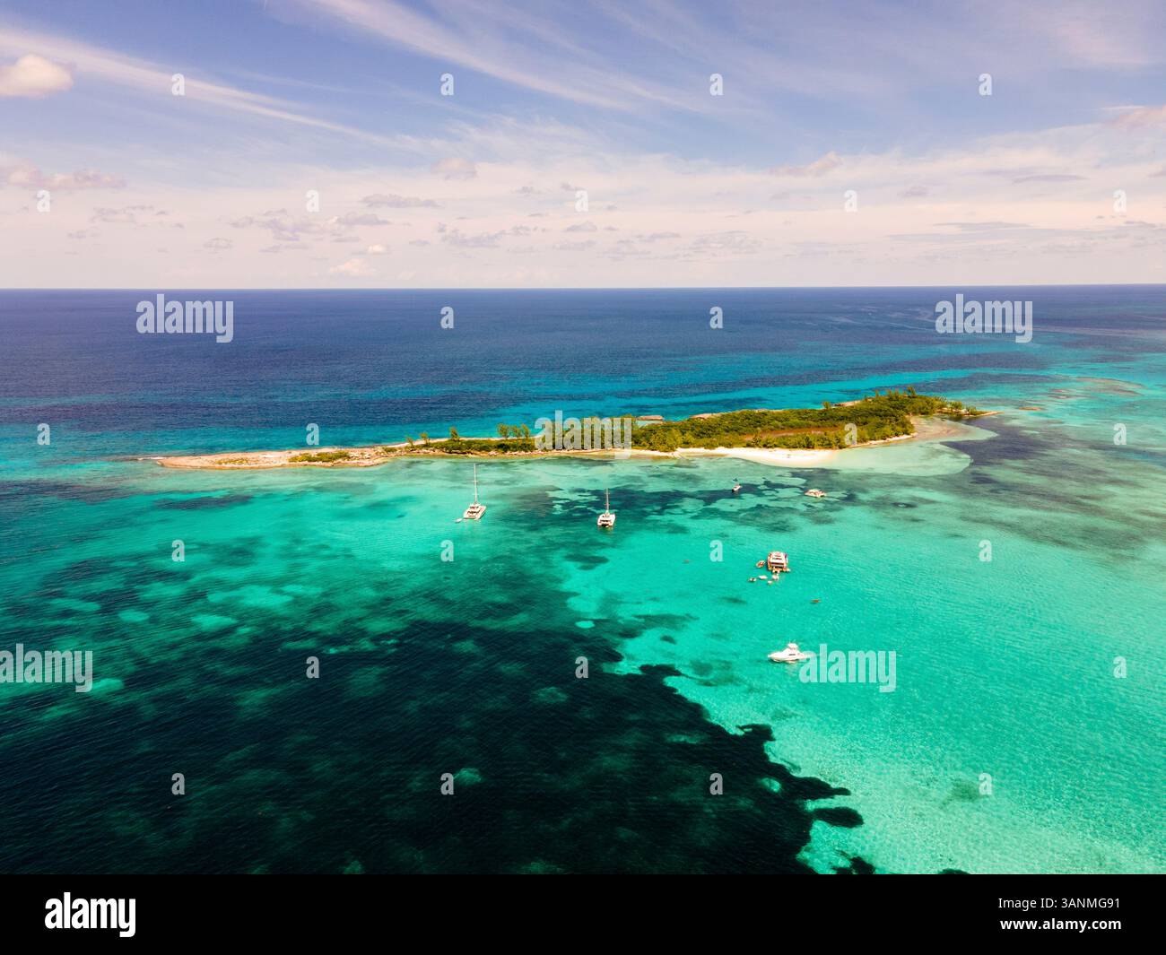 Vue aérienne des eaux turquoises entourant Green Cay, New Providence, Bahamas. Banque D'Images
