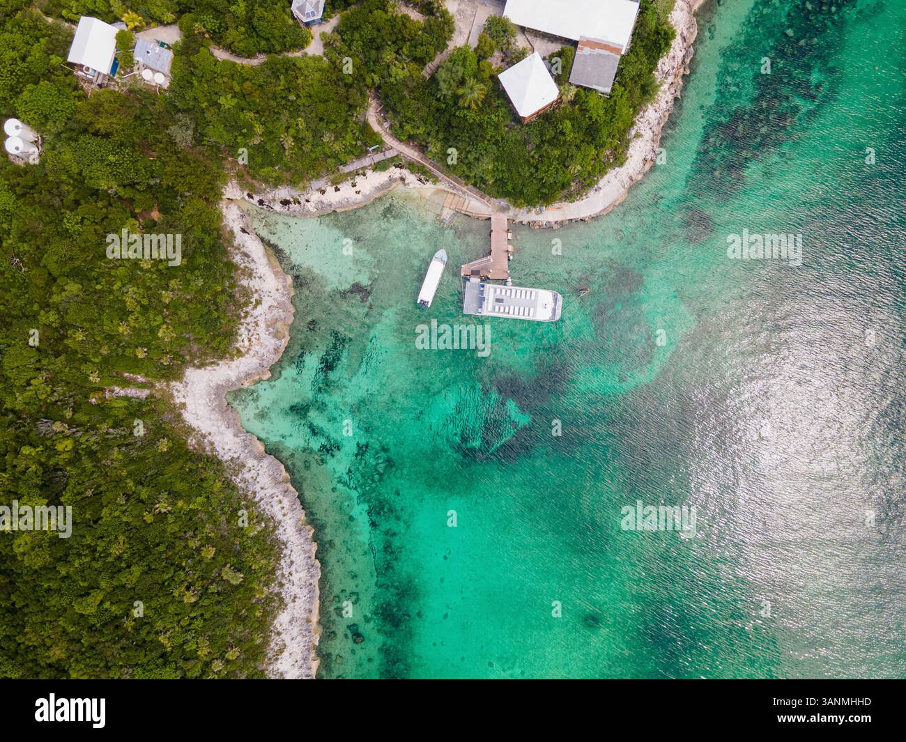 Vue aérienne de Rose Island avec voilier, New Providence, Bahamas. Banque D'Images