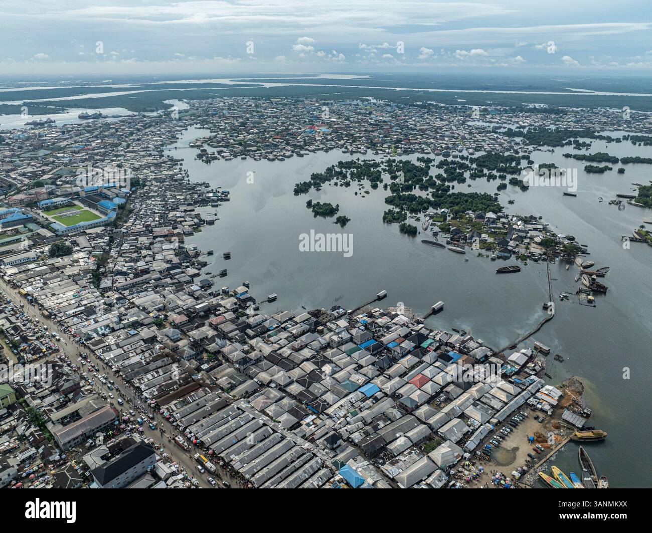 Vue aérienne du paysage urbain avec voie navigable et bâtiments résidentiels, Port Harcourt, Nigeria. Banque D'Images