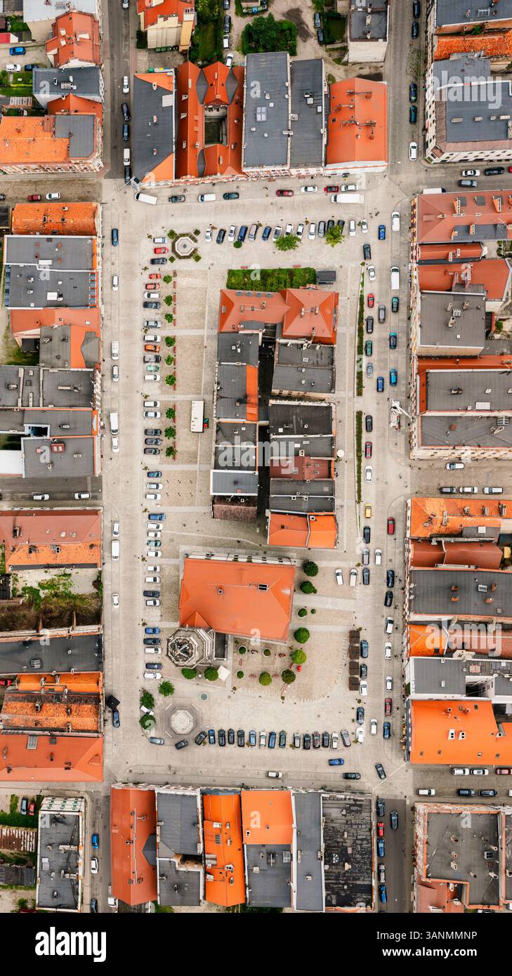 Vue aérienne de la place principale historique avec hôtel de ville et immeubles colorés, Paczkow, Pologne. Banque D'Images