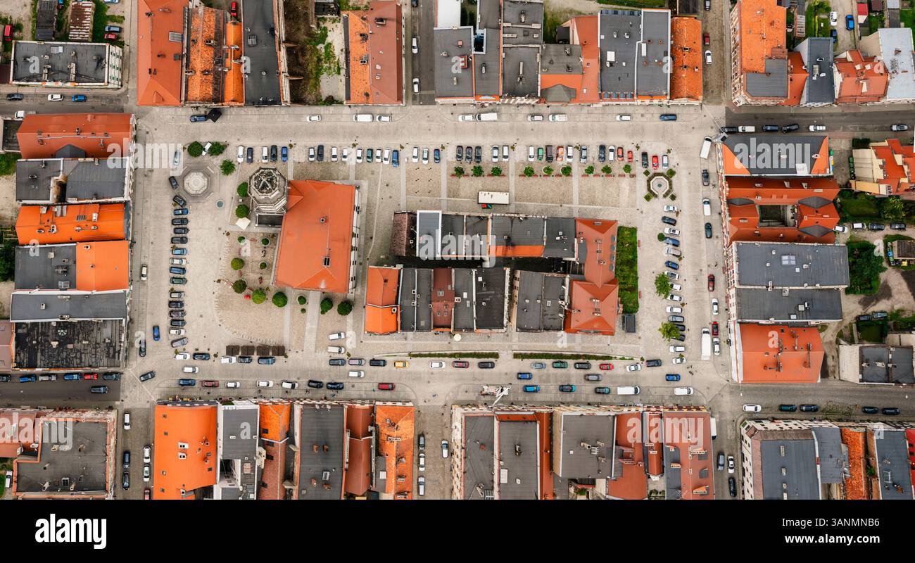 Vue aérienne de la belle place principale avec hôtel de ville historique et charmants logements, Paczkow, Pologne. Banque D'Images