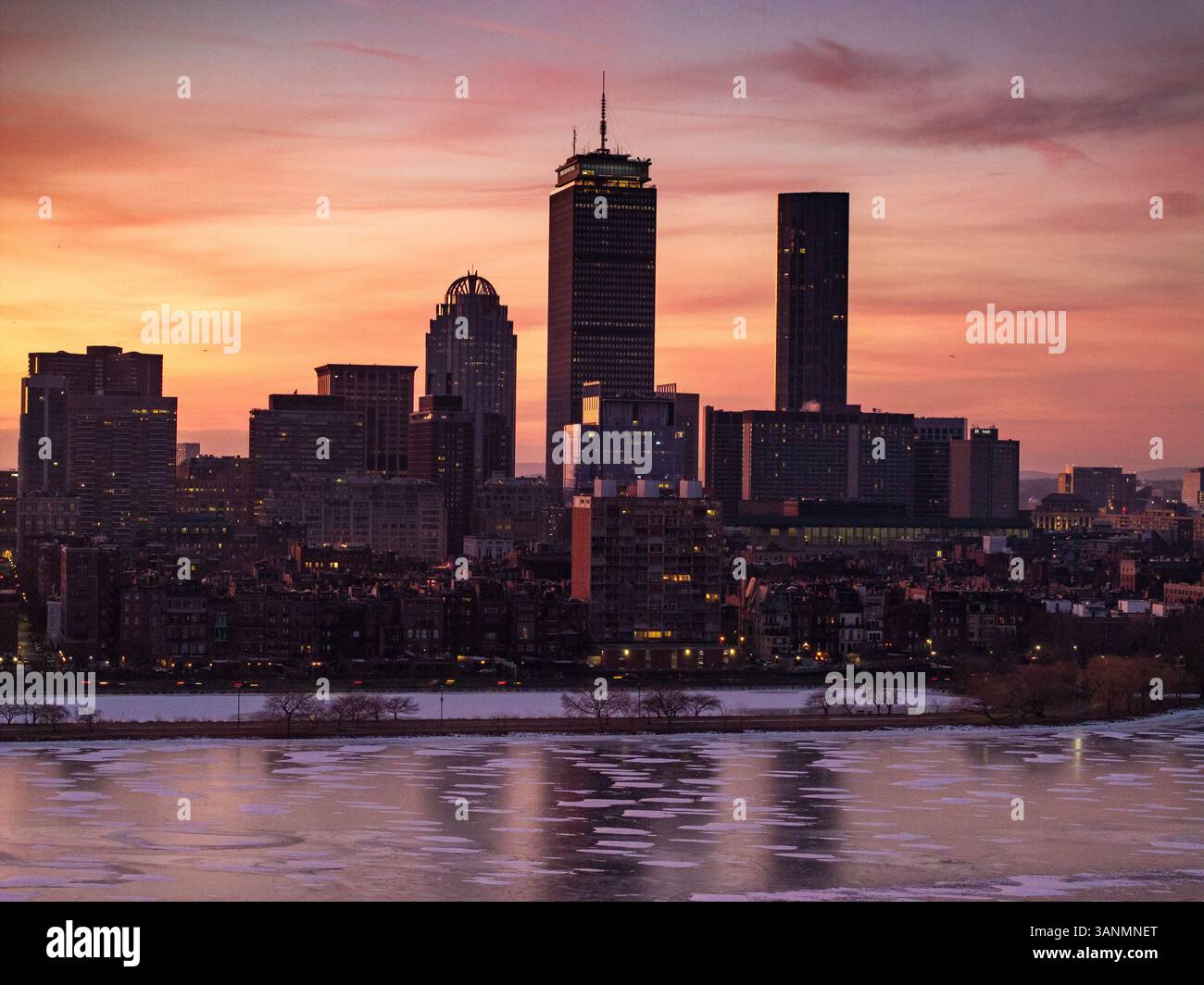 Vue aérienne du centre Prudential et de la rivière charles au coucher du soleil avec une belle skyline, boston, états-unis. Banque D'Images