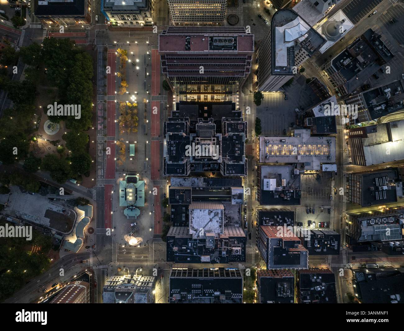 Vue aérienne du paysage urbain illuminé avec gratte-ciel et bâtiments la nuit, Providence, Rhode Island, États-Unis. Banque D'Images