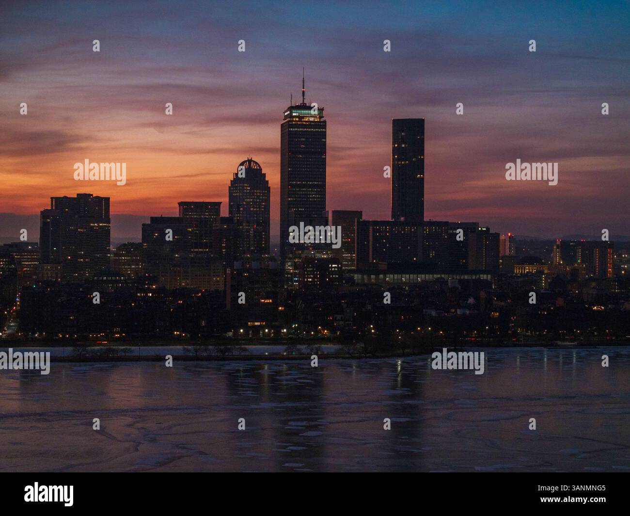 Vue aérienne du magnifique coucher de soleil sur Prudential Center et Charles River avec une ligne d'horizon moderne, Boston, États-Unis. Banque D'Images