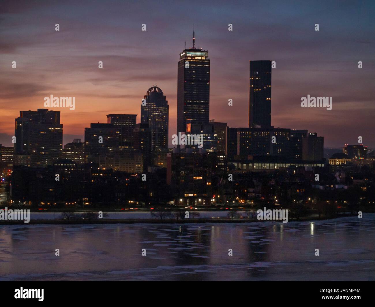 Vue aérienne de la magnifique skyline avec Prudential Center et Charles River au crépuscule, Boston, États-Unis. Banque D'Images