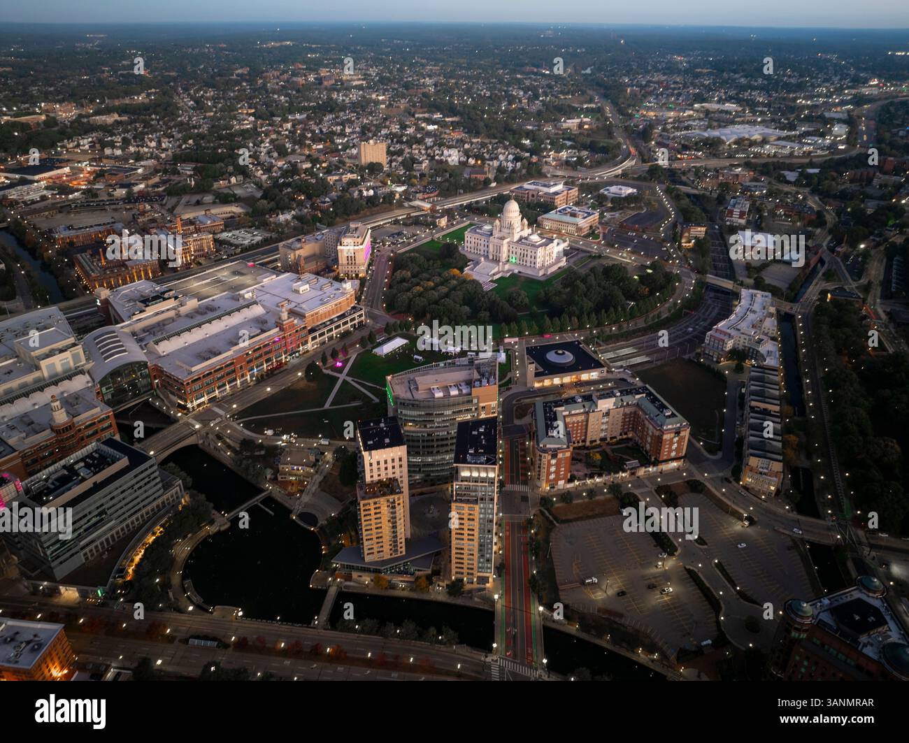 Vue aérienne de belles lumières de la ville et gratte-ciel dans le centre-ville, providence, états-unis. Banque D'Images