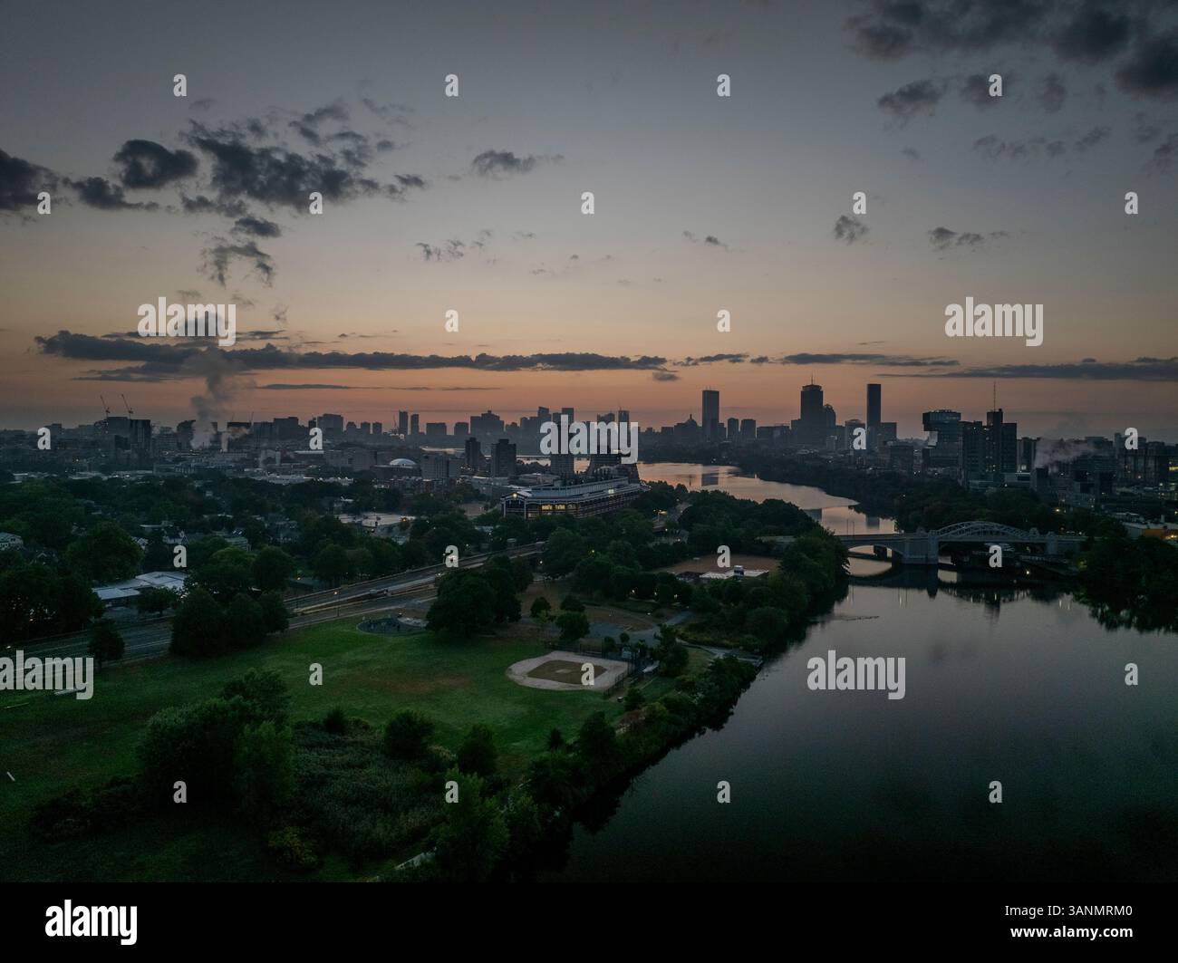 Vue aérienne de boston au coucher du soleil avec charles River et gratte-ciel, boston, états-unis. Banque D'Images