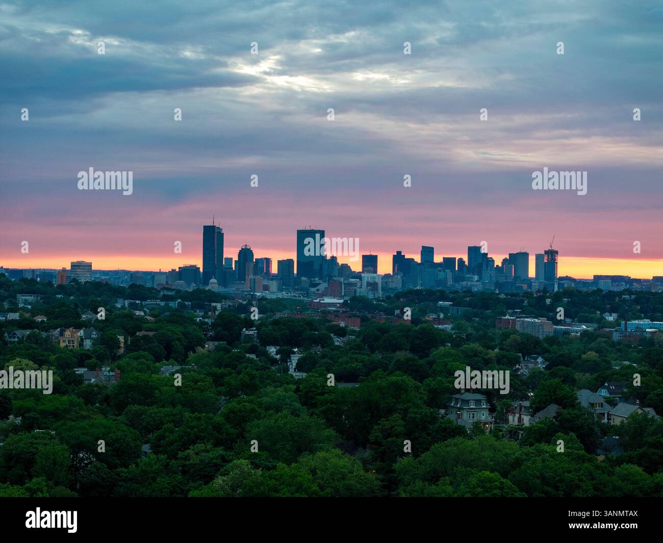 Vue aérienne de boston au crépuscule avec gratte-ciel et arbres modernes, Boston, États-Unis. Banque D'Images
