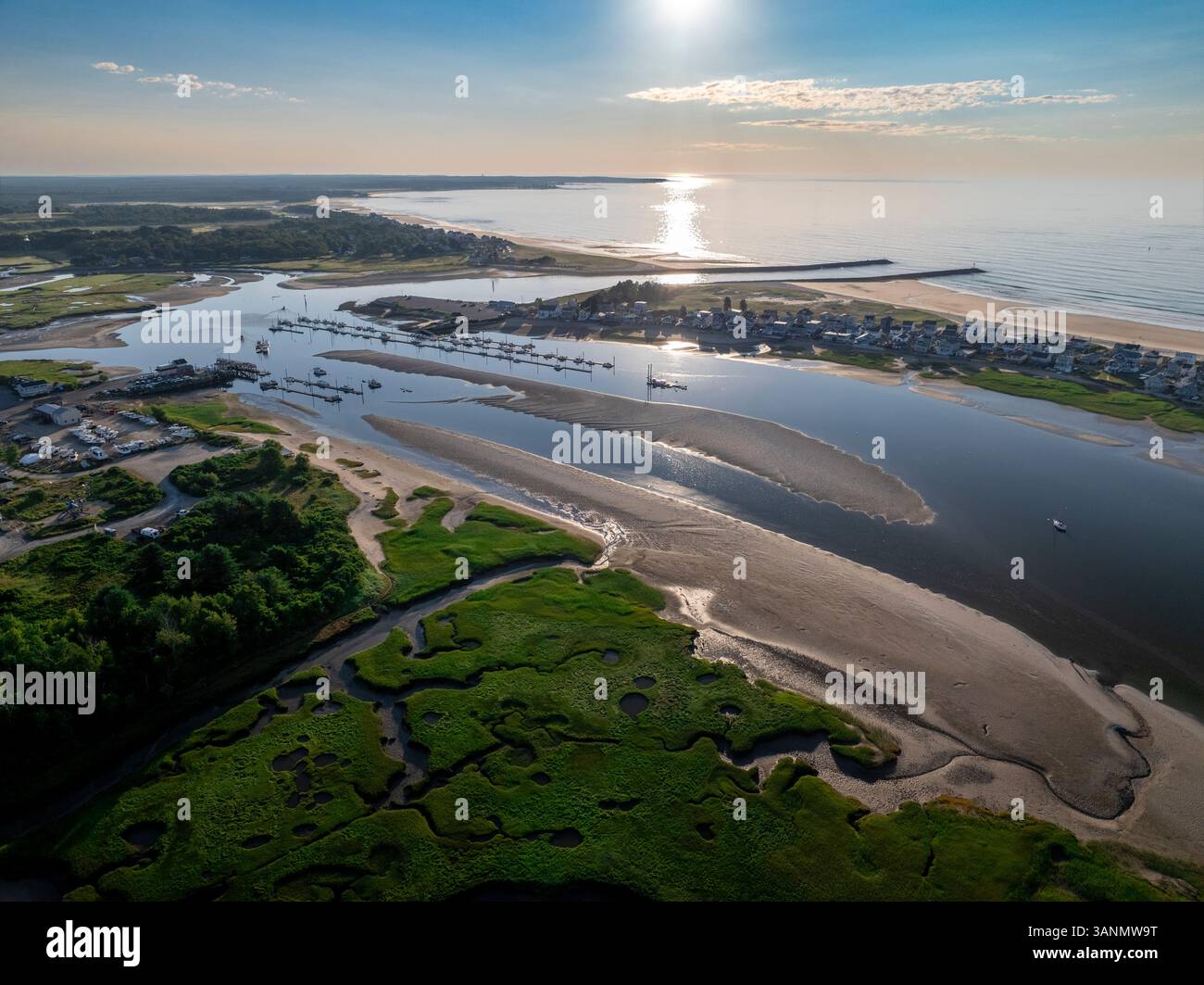 Vue aérienne de la plage sereine à marée basse avec quai de pêche et vagues, Wells, Maine, États-Unis. Banque D'Images