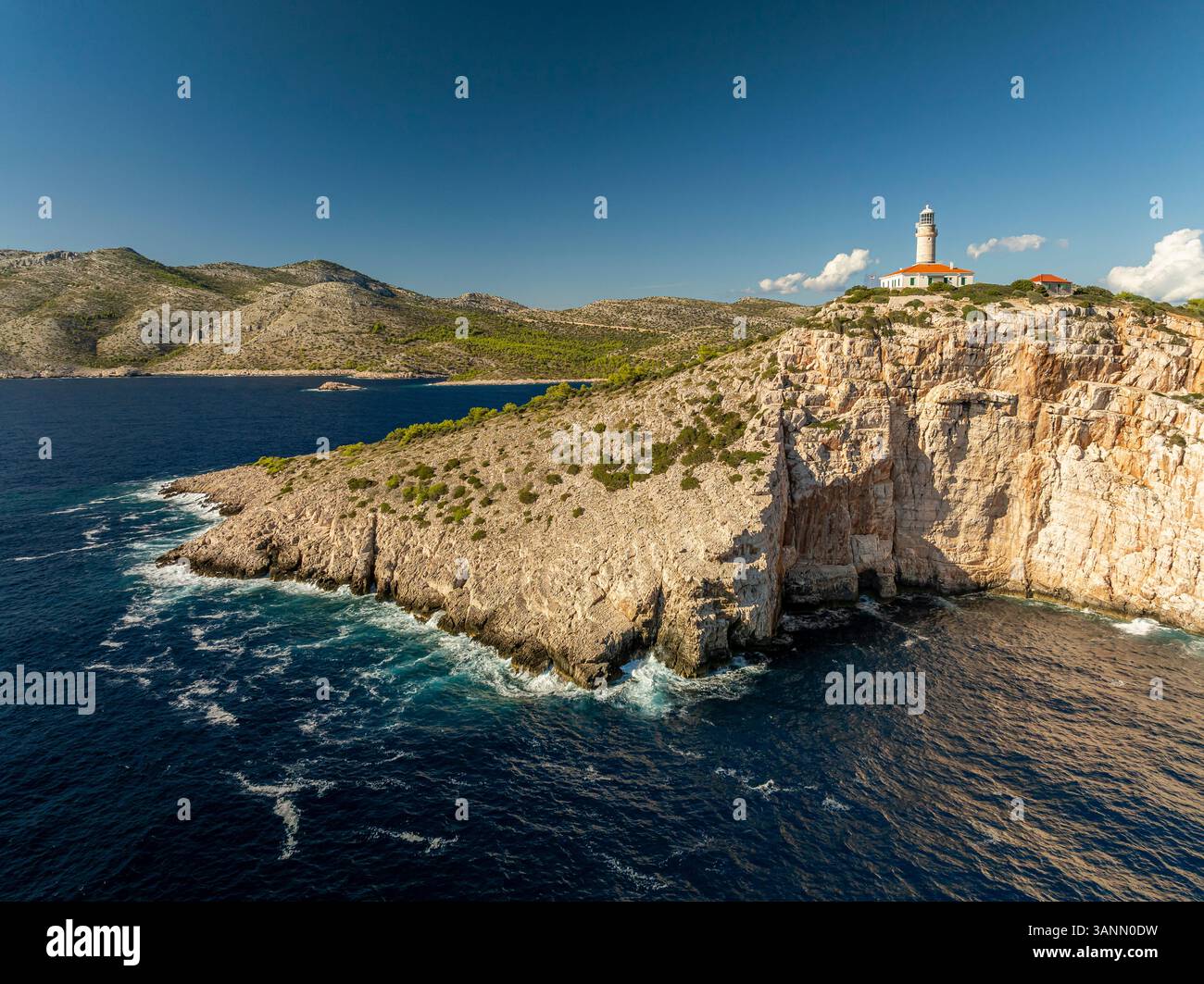 Vue aérienne de Lastovo avec phare, falaise et côte sereine, Dubrovnik-Neretva, Croatie. Banque D'Images