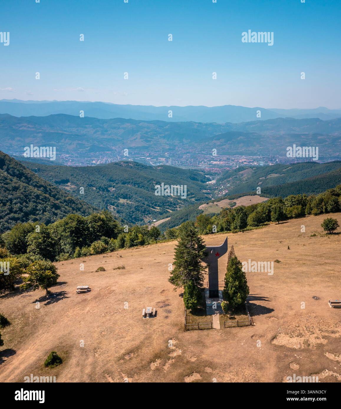 Vue aérienne d'un monument commémoratif sur une colline dans la campagne près de Zenica, Bosnie-Herzégovine. Banque D'Images