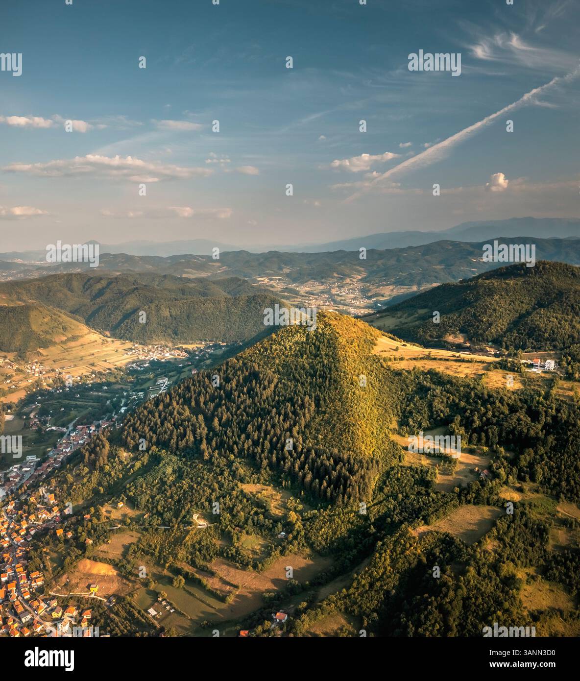 Vue aérienne des collines au coucher du soleil près de Visoko, Bosnie-Herzégovine. Banque D'Images