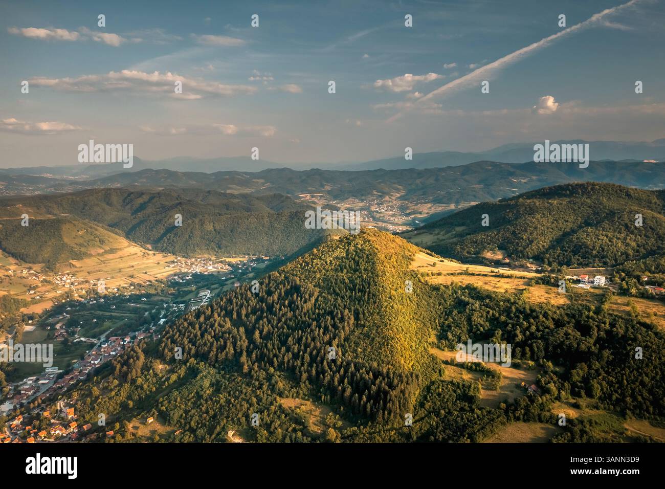 Vue aérienne des collines au coucher du soleil près de Visoko, Bosnie-Herzégovine. Banque D'Images