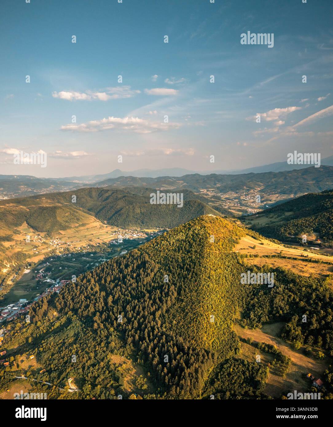 Vue aérienne des collines au coucher du soleil près de Visoko, Bosnie-Herzégovine. Banque D'Images
