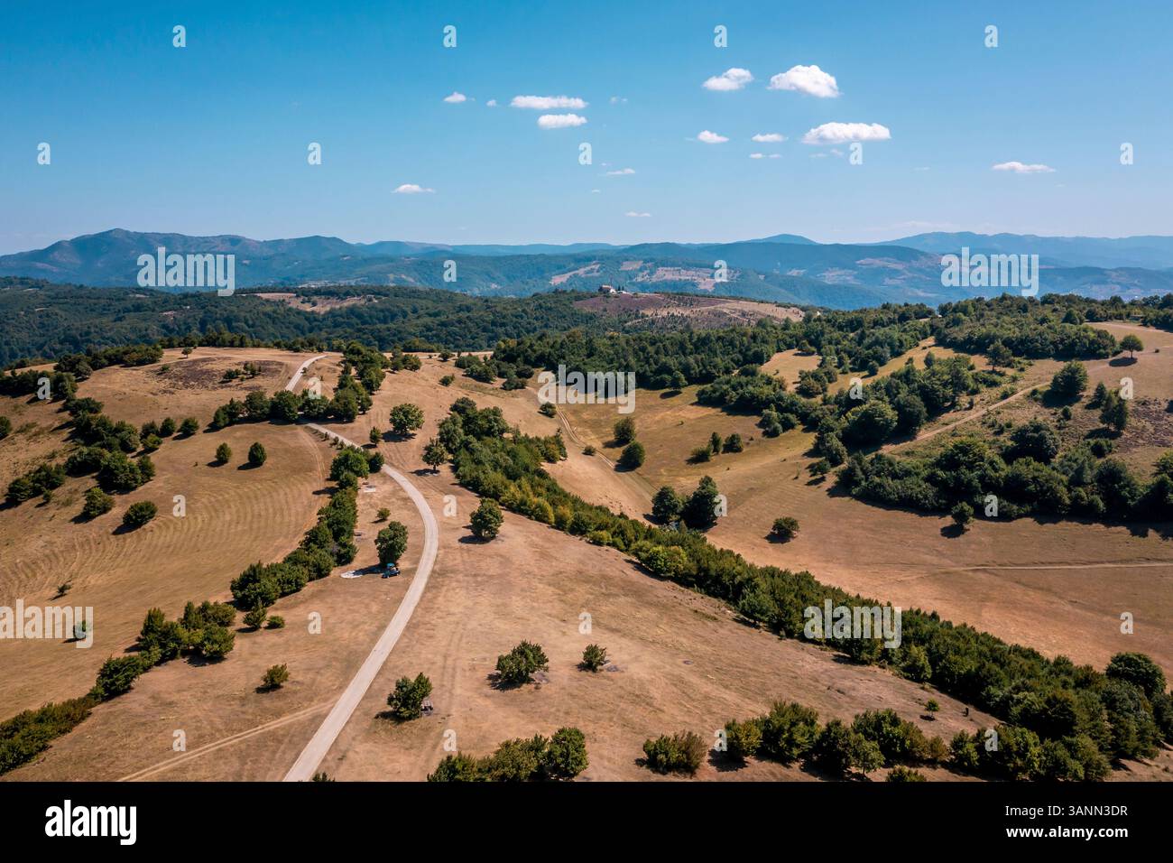 Vue aérienne d'une route traversant la campagne près de Zenica, Bosnie-Herzégovine. Banque D'Images