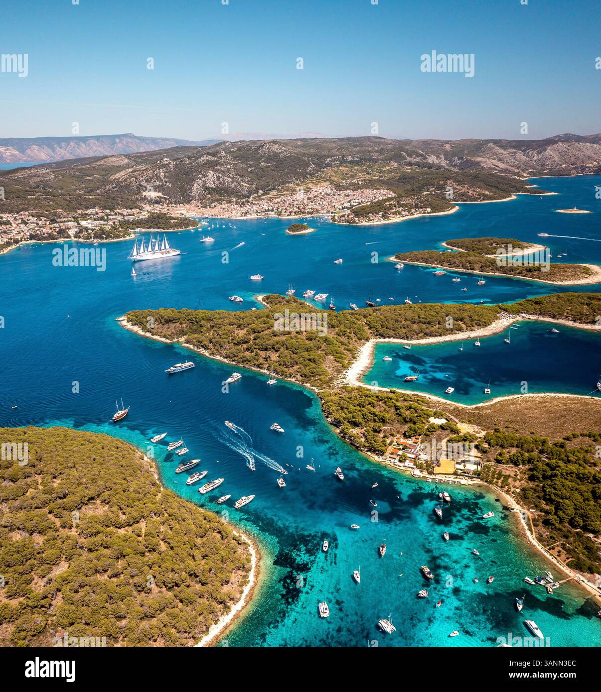 Vue aérienne des îles Paklinski et de la vieille ville de Hvar pendant l'été, Dalmatie, Croatie. Banque D'Images Vue aérienne des îles Paklinski et de la vieille ville de Hvar pendant l'été, Dalmatie, Croatie. Banque D'Images