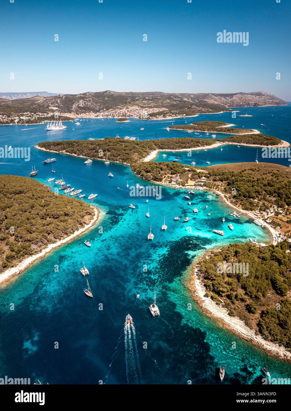 Vue aérienne des îles Paklinski et de la vieille ville de Hvar pendant l'été, Dalmatie, Croatie. Banque D'Images Vue aérienne des îles Paklinski et de la vieille ville de Hvar pendant l'été, Dalmatie, Croatie. Banque D'Images