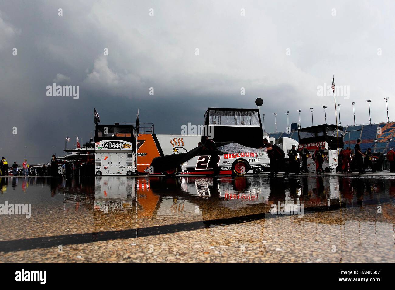 Joliet, il - 04 juin 2011 : orages violents, vents violents et grêle ont frappé la piste lors des qualifications pour la course STP 300 au Chicagoland Speedway à Joliet, il. (Crédit image : © ASP/Cal Sport Media/ZUMAPRESS.com) Banque D'Images Joliet, il - 04 juin 2011 : orages violents, vents violents et grêle ont frappé la piste lors des qualifications pour la course STP 300 au Chicagoland Speedway à Joliet, il. (Crédit image : © ASP/Cal Sport Media/ZUMAPRESS.com) Banque D'Images