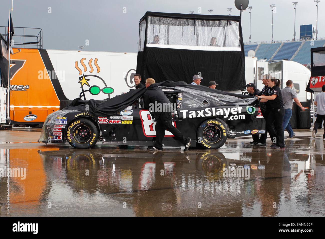 Joliet, il - 04 juin 2011 : orages violents, vents violents et grêle ont frappé la piste lors des qualifications pour la course STP 300 au Chicagoland Speedway à Joliet, il. (Crédit image : © ASP/Cal Sport Media/ZUMAPRESS.com) Banque D'Images Joliet, il - 04 juin 2011 : orages violents, vents violents et grêle ont frappé la piste lors des qualifications pour la course STP 300 au Chicagoland Speedway à Joliet, il. (Crédit image : © ASP/Cal Sport Media/ZUMAPRESS.com) Banque D'Images