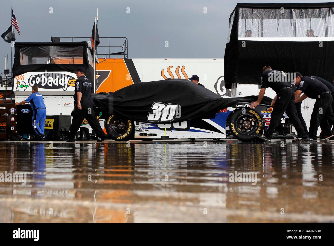 Joliet, il - 04 juin 2011 : orages violents, vents violents et grêle ont frappé la piste lors des qualifications pour la course STP 300 au Chicagoland Speedway à Joliet, il. (Crédit image : © ASP/Cal Sport Media/ZUMAPRESS.com) Banque D'Images Joliet, il - 04 juin 2011 : orages violents, vents violents et grêle ont frappé la piste lors des qualifications pour la course STP 300 au Chicagoland Speedway à Joliet, il. (Crédit image : © ASP/Cal Sport Media/ZUMAPRESS.com) Banque D'Images