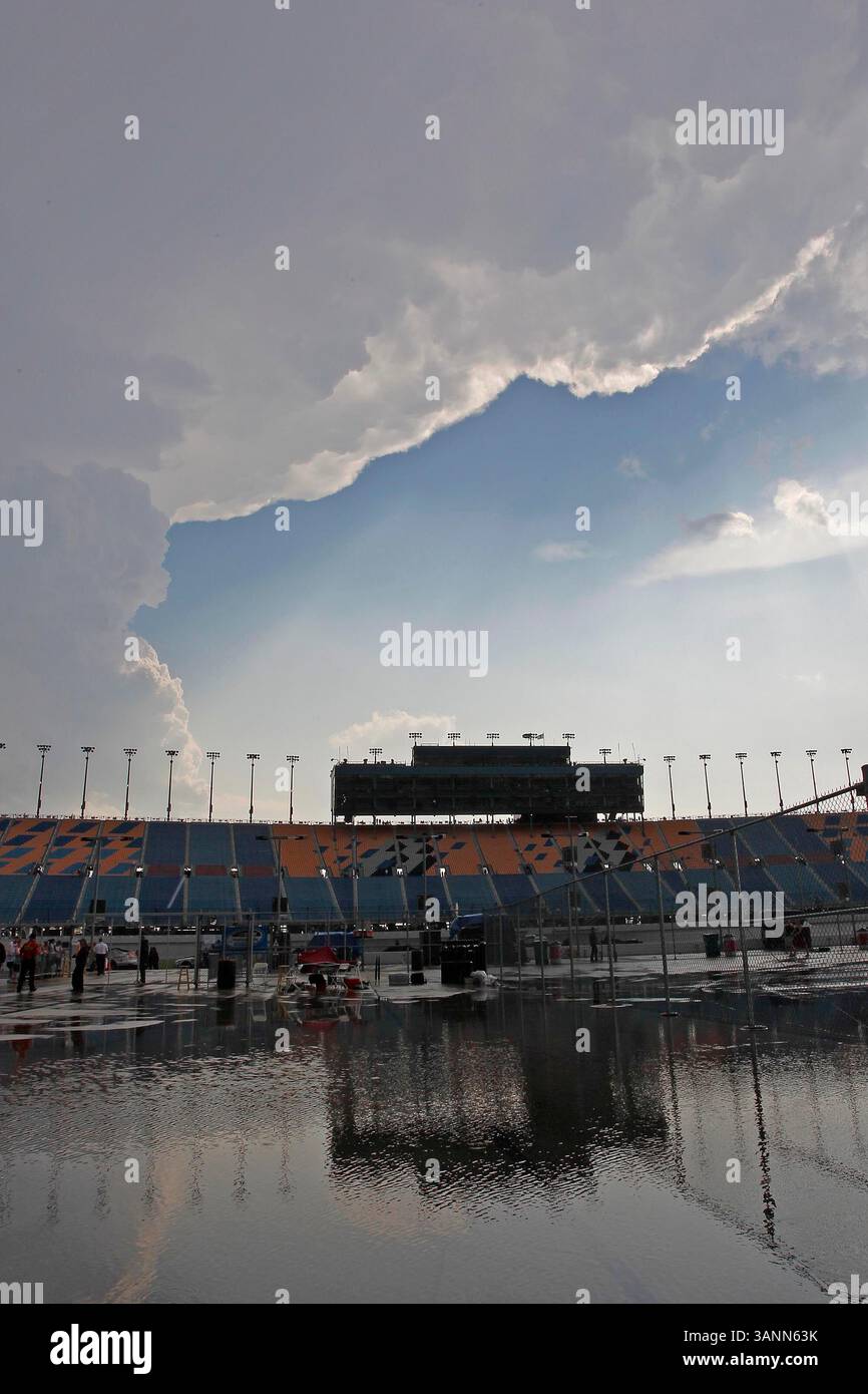 Joliet, il - 04 juin 2011 : orages violents, vents violents et grêle ont frappé la piste lors des qualifications pour la course STP 300 au Chicagoland Speedway à Joliet, il. (Crédit image : © ASP/Cal Sport Media/ZUMAPRESS.com) Banque D'Images Joliet, il - 04 juin 2011 : orages violents, vents violents et grêle ont frappé la piste lors des qualifications pour la course STP 300 au Chicagoland Speedway à Joliet, il. (Crédit image : © ASP/Cal Sport Media/ZUMAPRESS.com) Banque D'Images