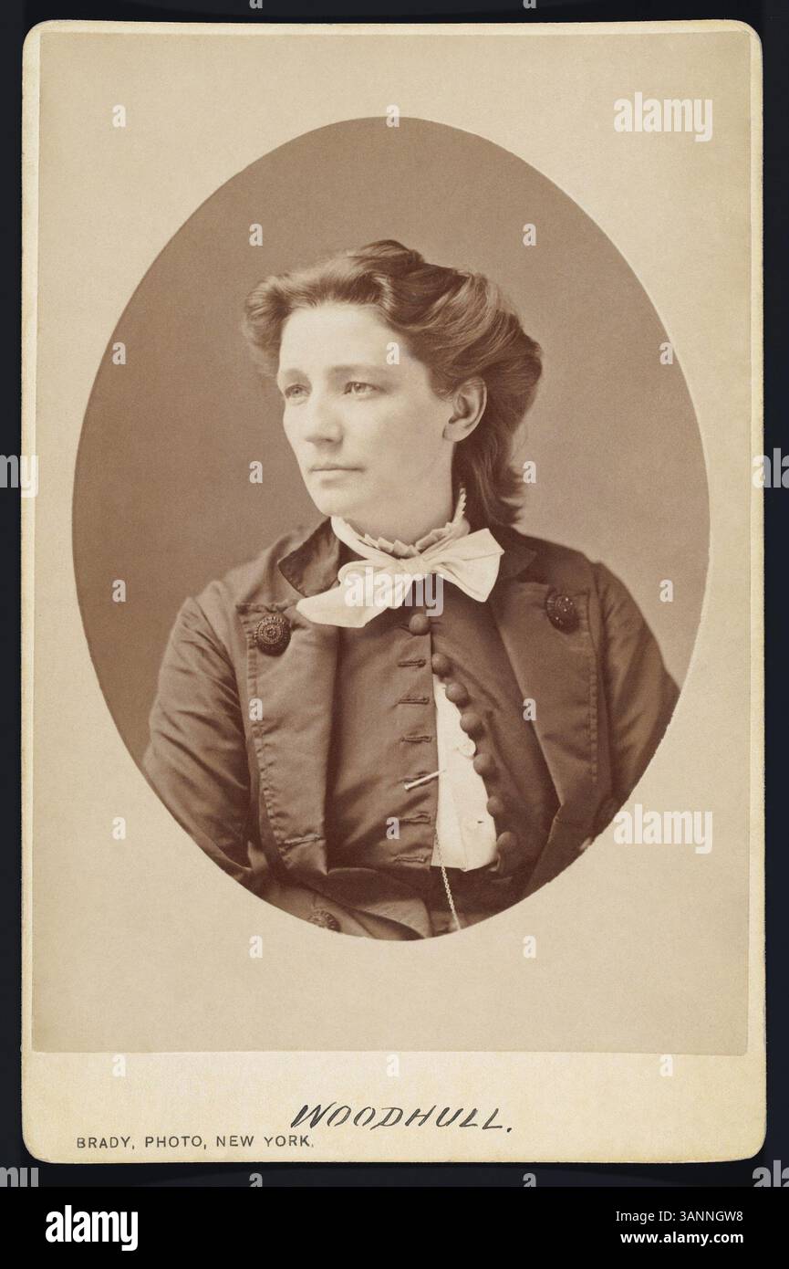 Imprimé argenté par Mathew Brady vers 1870, ce portrait ovale représente Victoria Claflin Woodhull, militante pionnière des droits des femmes et première candidate à la présidence aux États-Unis. La photographie est montée sur une carte de cabinet et fait partie de l'exposition Smithsonian 'votes for Women : a Portrait of Persistence'. Banque D'Images