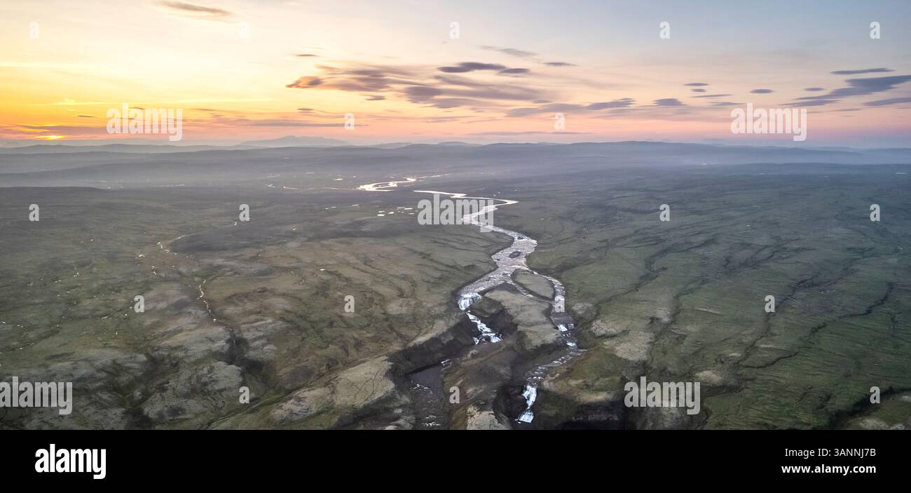 Vue aérienne panoramique de la cascade Haifoss au coucher du soleil, sud, Islande. Banque D'Images