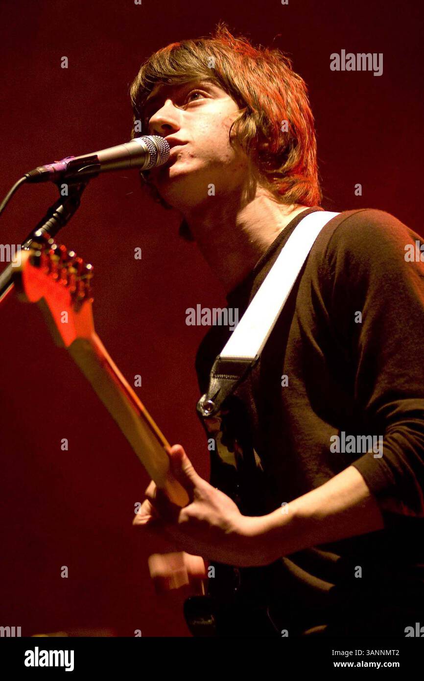 6 février 2007 - Londres, Grand Londres, Royaume-Uni - K51649. 001768.ALEX TURNER. Arctic Monkeys-Live concert-Brixton Academy, Brixton, Londres, Royaume-Uni. 04-20-2006. CHRIS AUBREY-(crédit image : © Globe photos/ZUMAPRESS.com) Banque D'Images 6 février 2007 - Londres, Grand Londres, Royaume-Uni - K51649. 001768.ALEX TURNER. Arctic Monkeys-Live concert-Brixton Academy, Brixton, Londres, Royaume-Uni. 04-20-2006. CHRIS AUBREY-(crédit image : © Globe photos/ZUMAPRESS.com) Banque D'Images