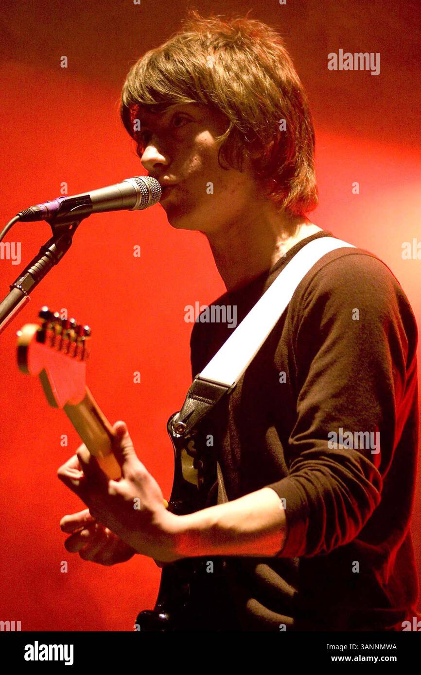6 février 2007 - Londres, Grand Londres, Royaume-Uni - K51649. 001768.ALEX TURNER. Arctic Monkeys-Live concert-Brixton Academy, Brixton, Londres, Royaume-Uni. 04-20-2006. CHRIS AUBREY-(crédit image : © Globe photos/ZUMAPRESS.com) Banque D'Images 6 février 2007 - Londres, Grand Londres, Royaume-Uni - K51649. 001768.ALEX TURNER. Arctic Monkeys-Live concert-Brixton Academy, Brixton, Londres, Royaume-Uni. 04-20-2006. CHRIS AUBREY-(crédit image : © Globe photos/ZUMAPRESS.com) Banque D'Images