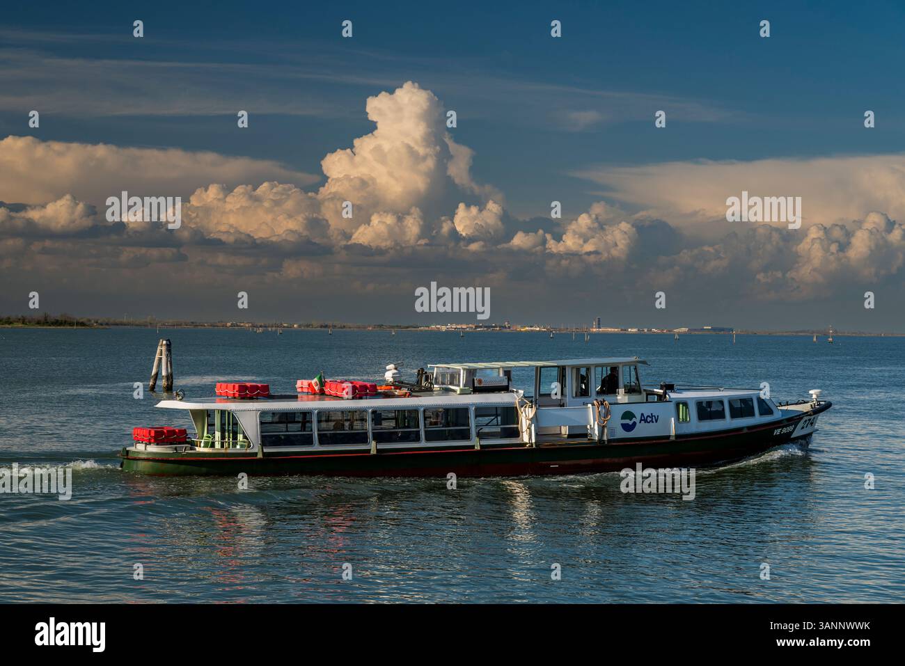 Vaporetto bateau public, Venise, Vénétie, Italie Banque D'Images