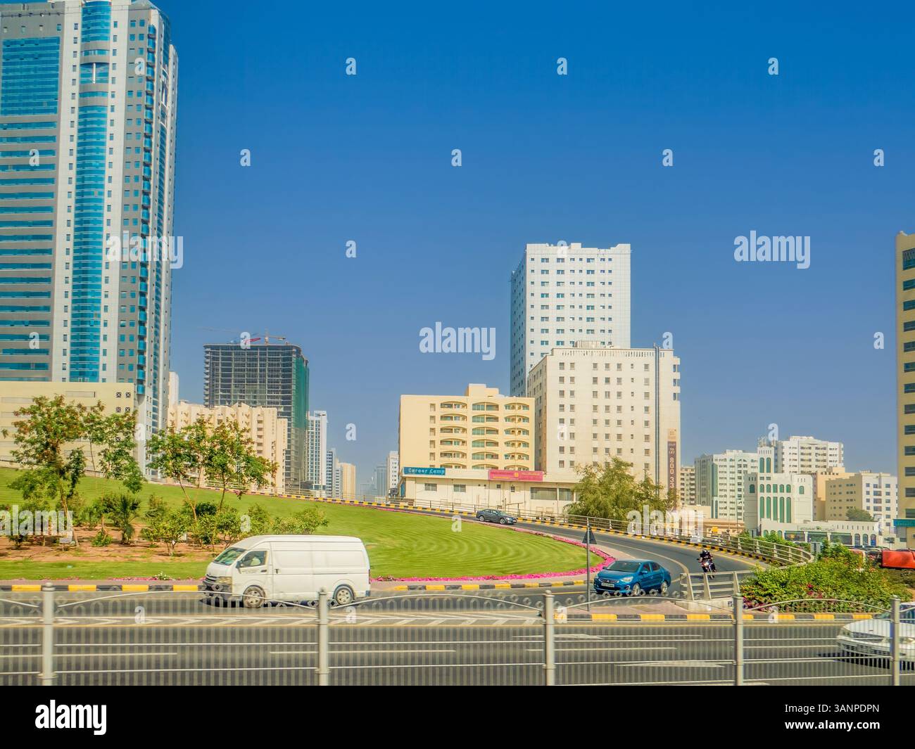 Sharjah, Émirats arabes Unis. Trafic routier Al Wahda Street vu avec l'immense centre commercial City Centre Sharjah. L'autoroute emblématique de la ville Banque D'Images