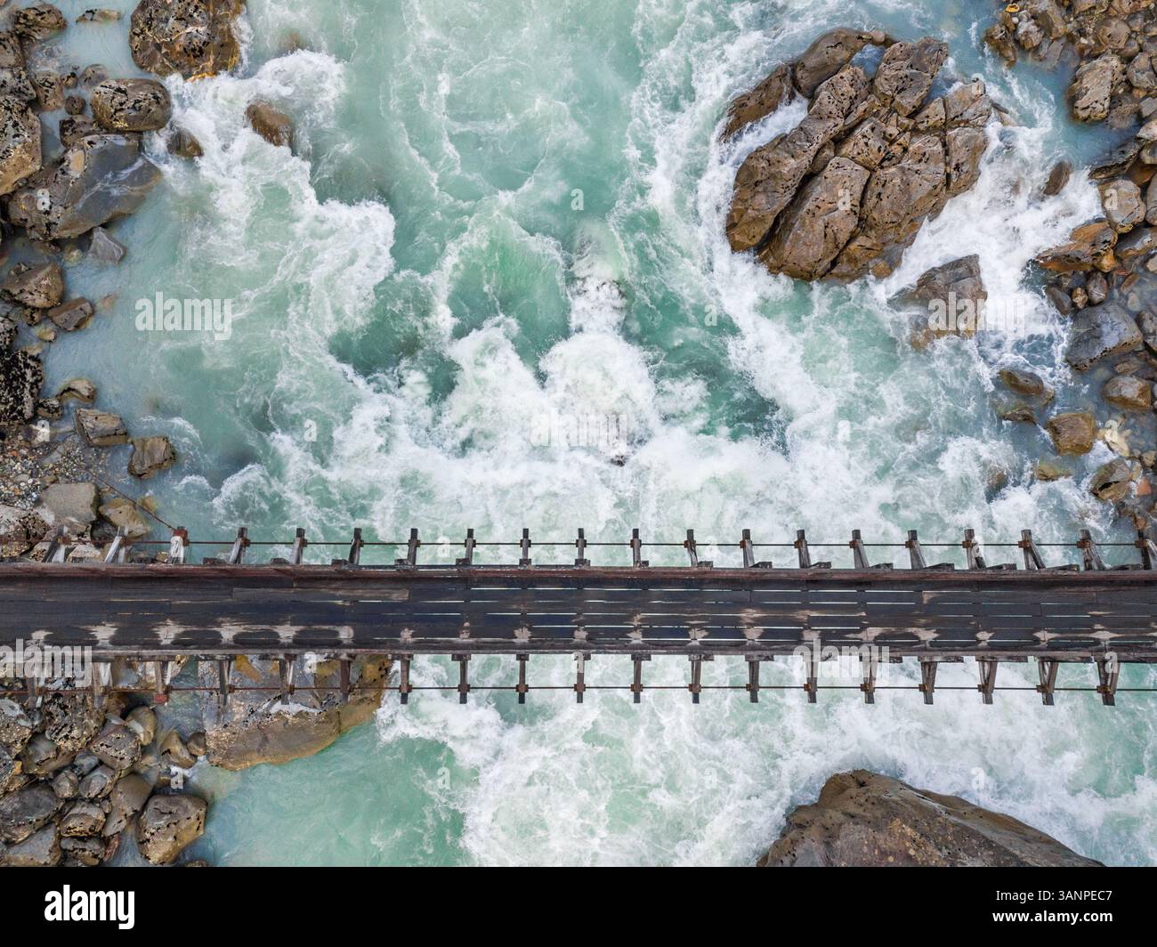 Vue aérienne du pont sur Rio Ventisqueros à Cisnes, région de Aysen, Chili Banque D'Images