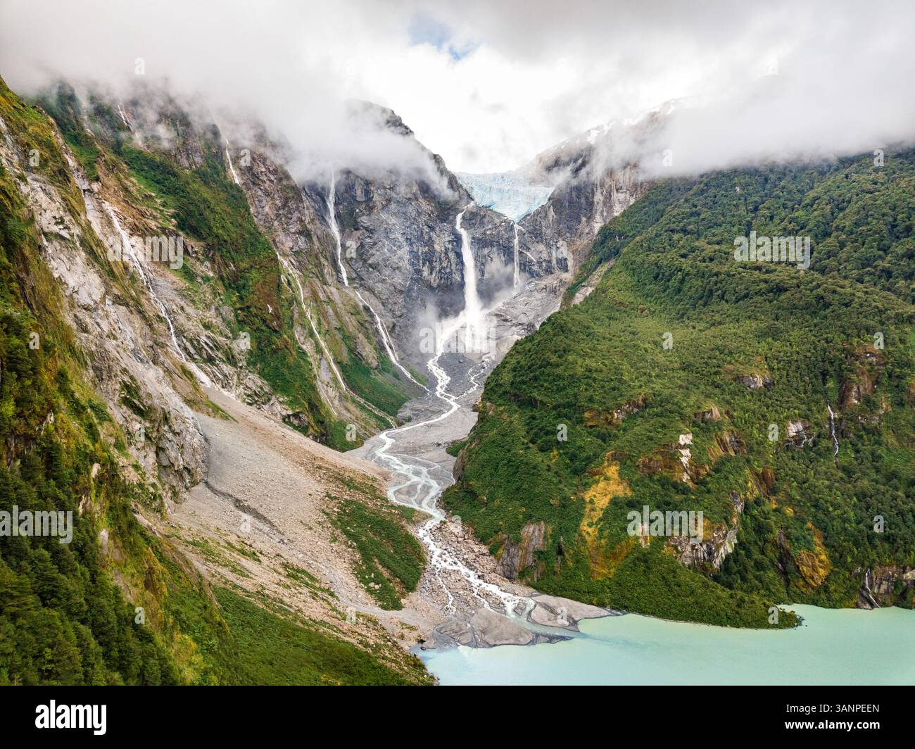 Vue aérienne d'une cascade brumeuse à Cisnes, région de Aysen, Chili Banque D'Images