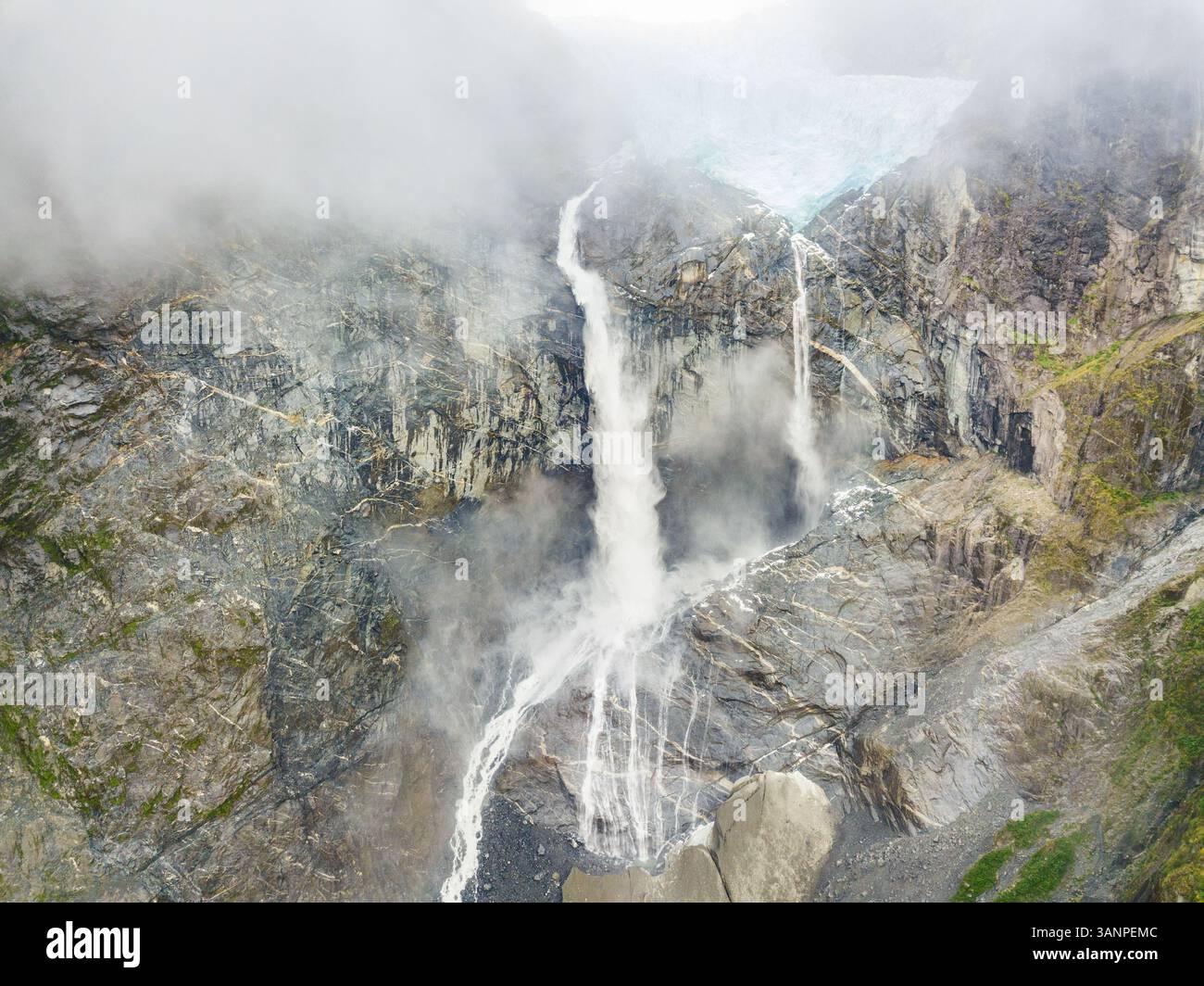 Vue aérienne d'une cascade brumeuse à Cisnes, région de Aysen, Chili Banque D'Images