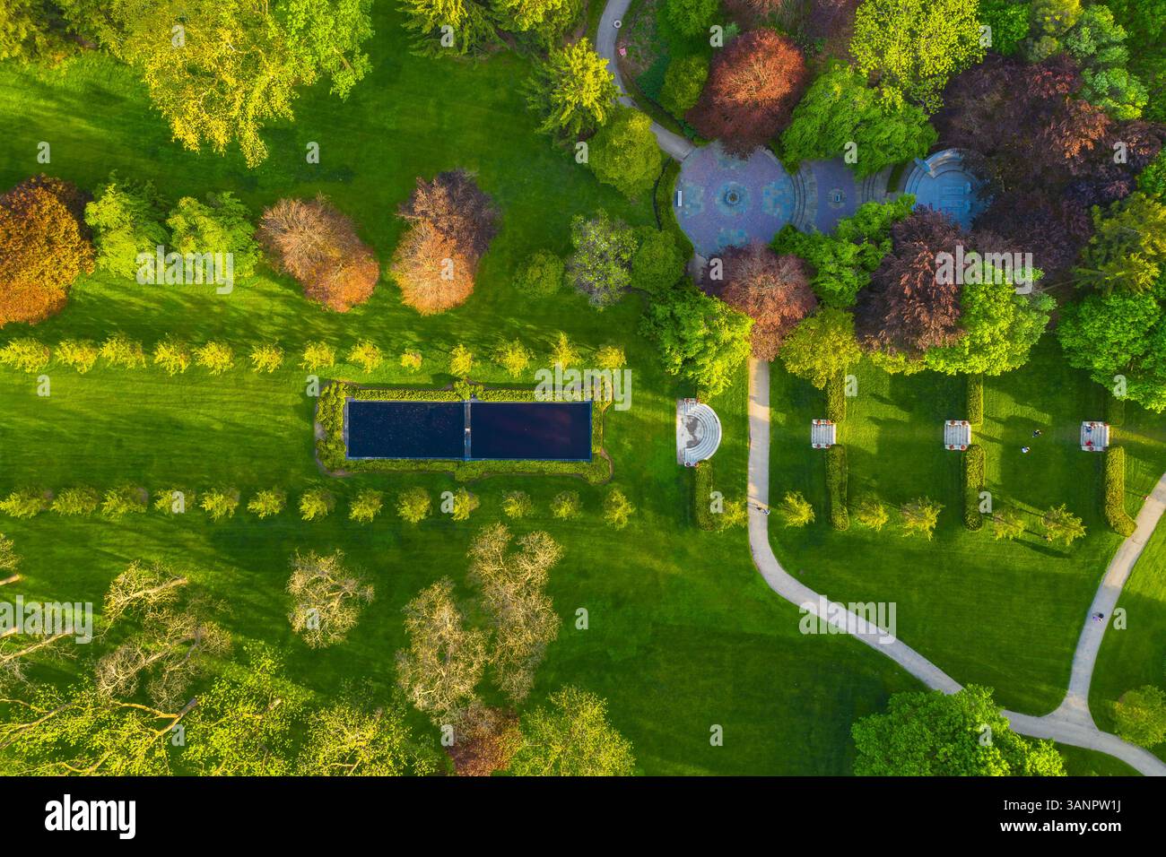 Vue aérienne des terrasses du parc Cantigny à Wheaton, il au début du printemps. Banque D'Images