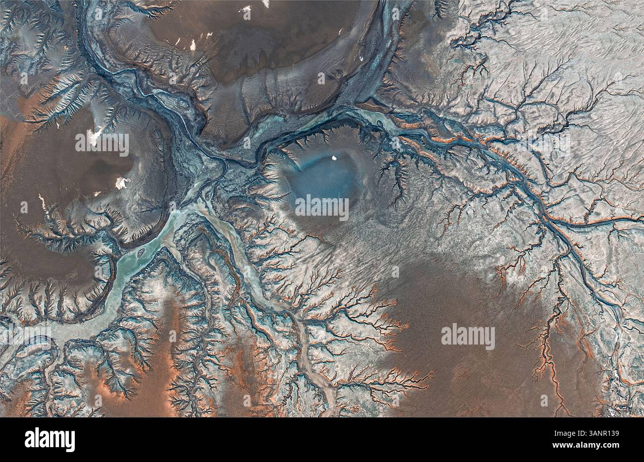 Vue aérienne des rivières tressées avec un beau paysage et de l'eau claire, Kirkjubaejarklaustur, Islande. Banque D'Images