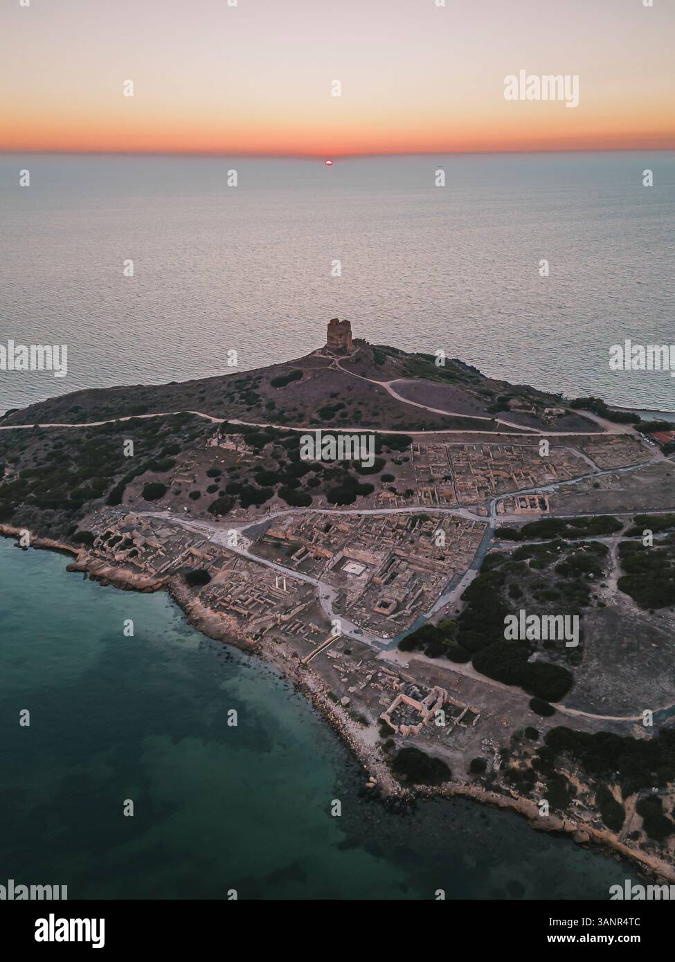 Vue aérienne de la zone archéologique de Tharros, Capo San Marco, Sardaigne, Italie. Banque D'Images