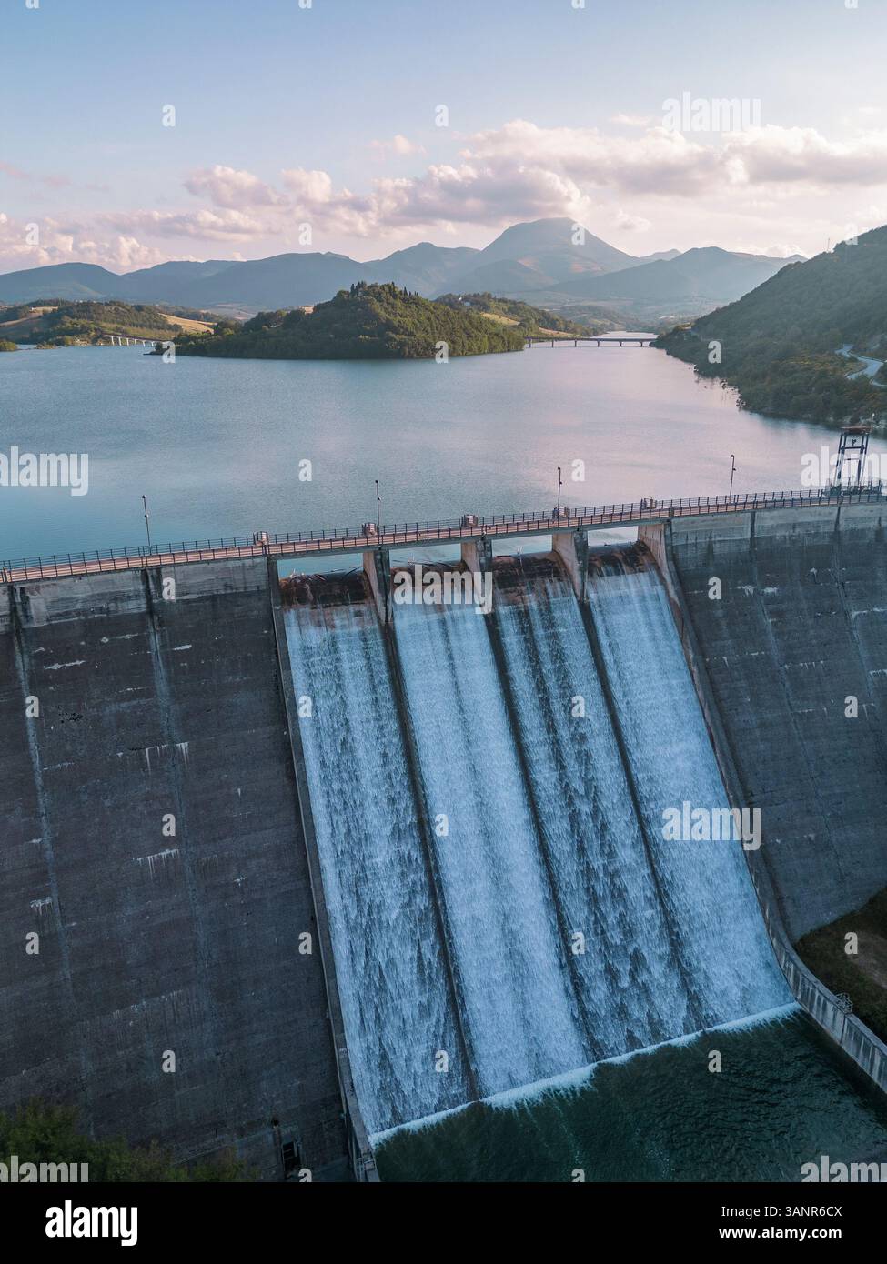Vue aérienne du lac Cingoli, Cingoli, Macerata, Italie. Banque D'Images
