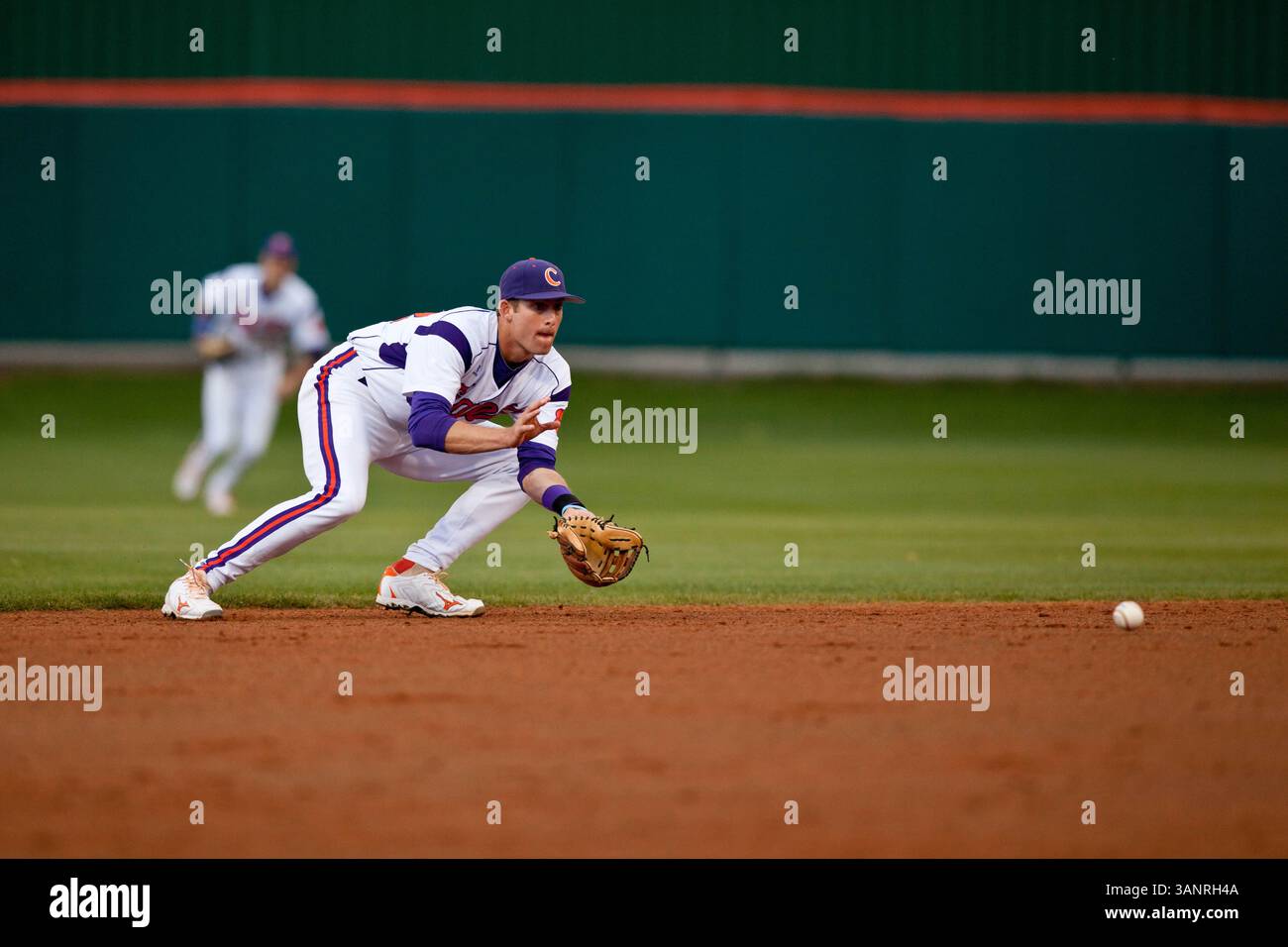 12 avril 2011 : Brad Miller (13 ans) de Clemson fait une petite halte lors du match Presbyterian vs Clemson au Doug Kingsmore Stadium à Clemson, SC. Clemson a vaincu le presbytérien 7-2 (crédit image : © Jake Drake/Cal Sport Media/ZUMAPRESS.com) Banque D'Images