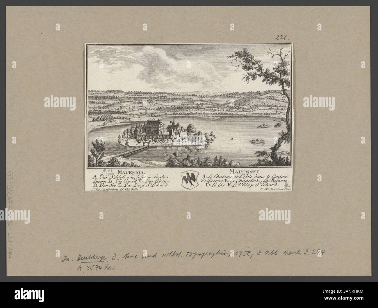Cette gravure de 1758 de Johann Ulrich Schellenberg représente le quartier de Mauensee à Lucerne, avec une vue détaillée du château, du lac et du village environnant. L'estampe offre une perspective historique de la région, mettant en valeur les monuments de la région au 18ème siècle. Banque D'Images