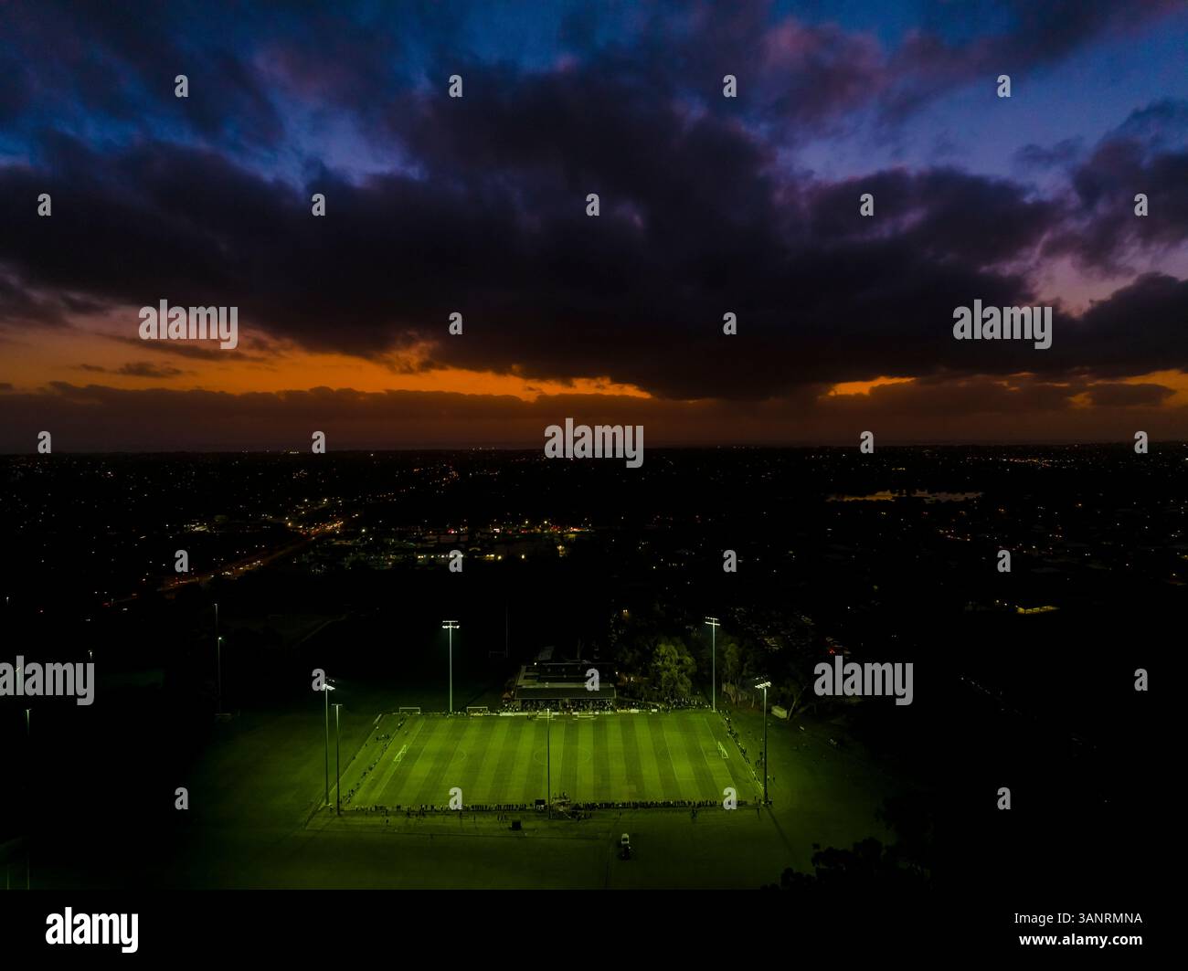 Vue aérienne du stade Olympic Kingsway Soccer Club sous les projecteurs au crépuscule, Madeley, Australie occidentale, Australie. Banque D'Images