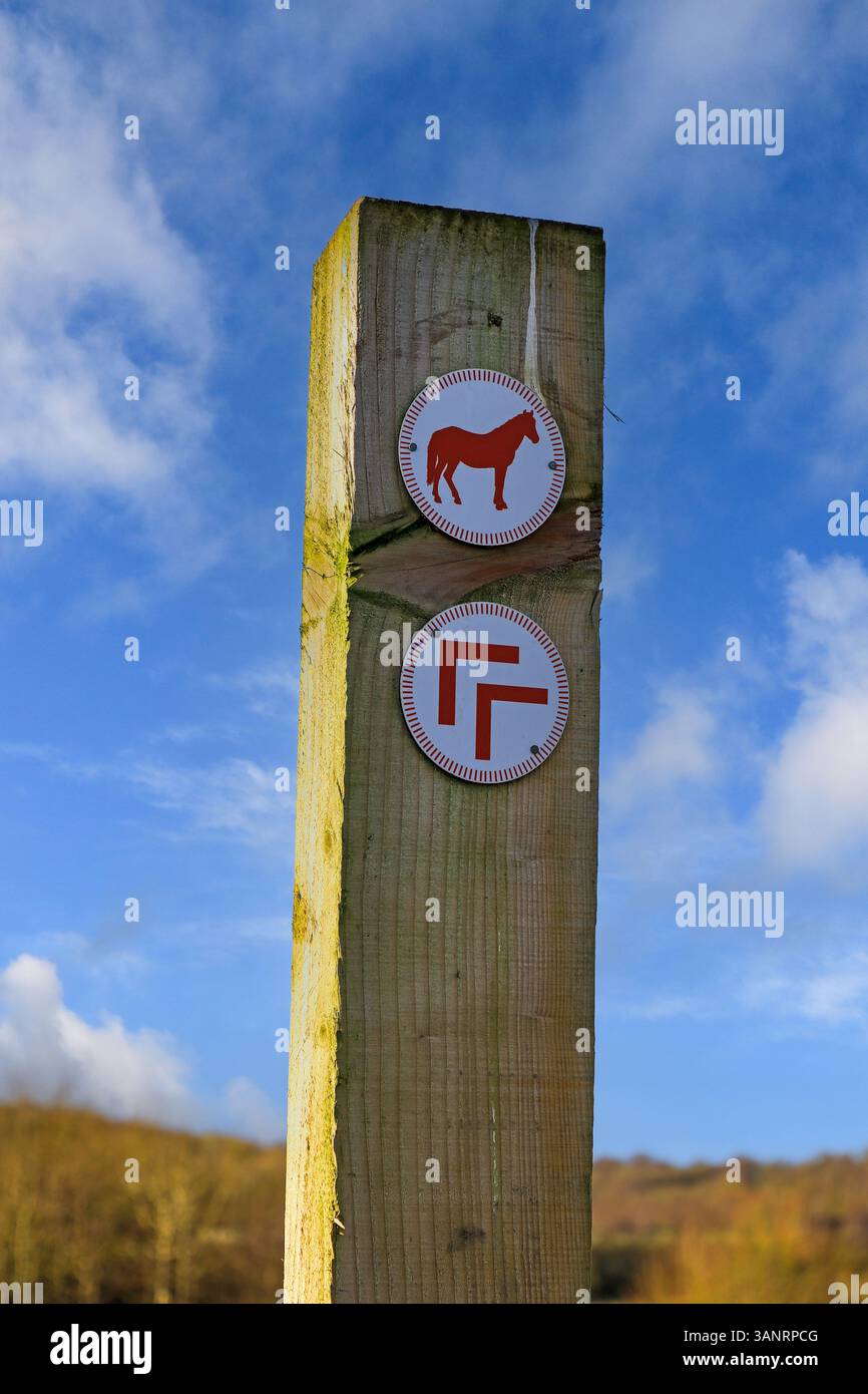 Un panneau avec un symbole de cheval, Silverdale Community Country Park, Silverdale, Newcastle Under Lyme, Stoke-on-Trent, Staffordshire, Angleterre, Royaume-Uni Banque D'Images
