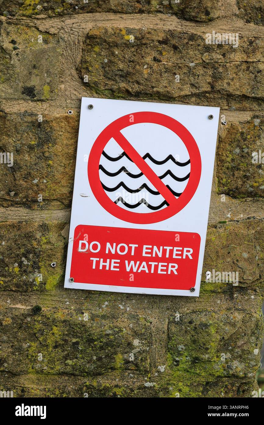 Un panneau d'avertissement disant "ne pas entrer dans l'eau", Angleterre, Royaume-Uni Banque D'Images