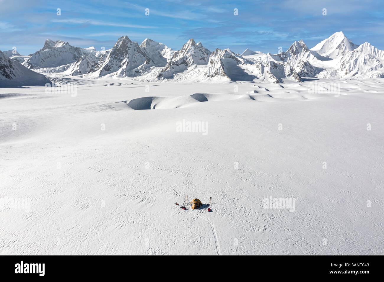 Vue aérienne du lac des neiges avec la montagne Lukpe Lawo Brakk, Gilgit-Baltistan, Pakistan. Banque D'Images
