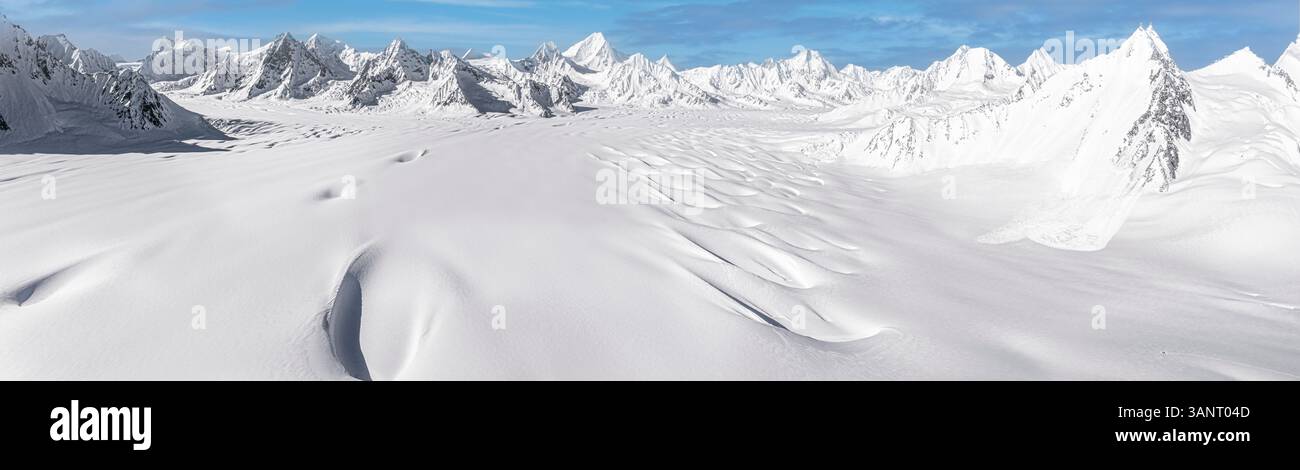 Vue aérienne du lac de neige avec la montagne Lukpe Lawo Brakk, Gilgit-Baltistan, Pakistan. Banque D'Images
