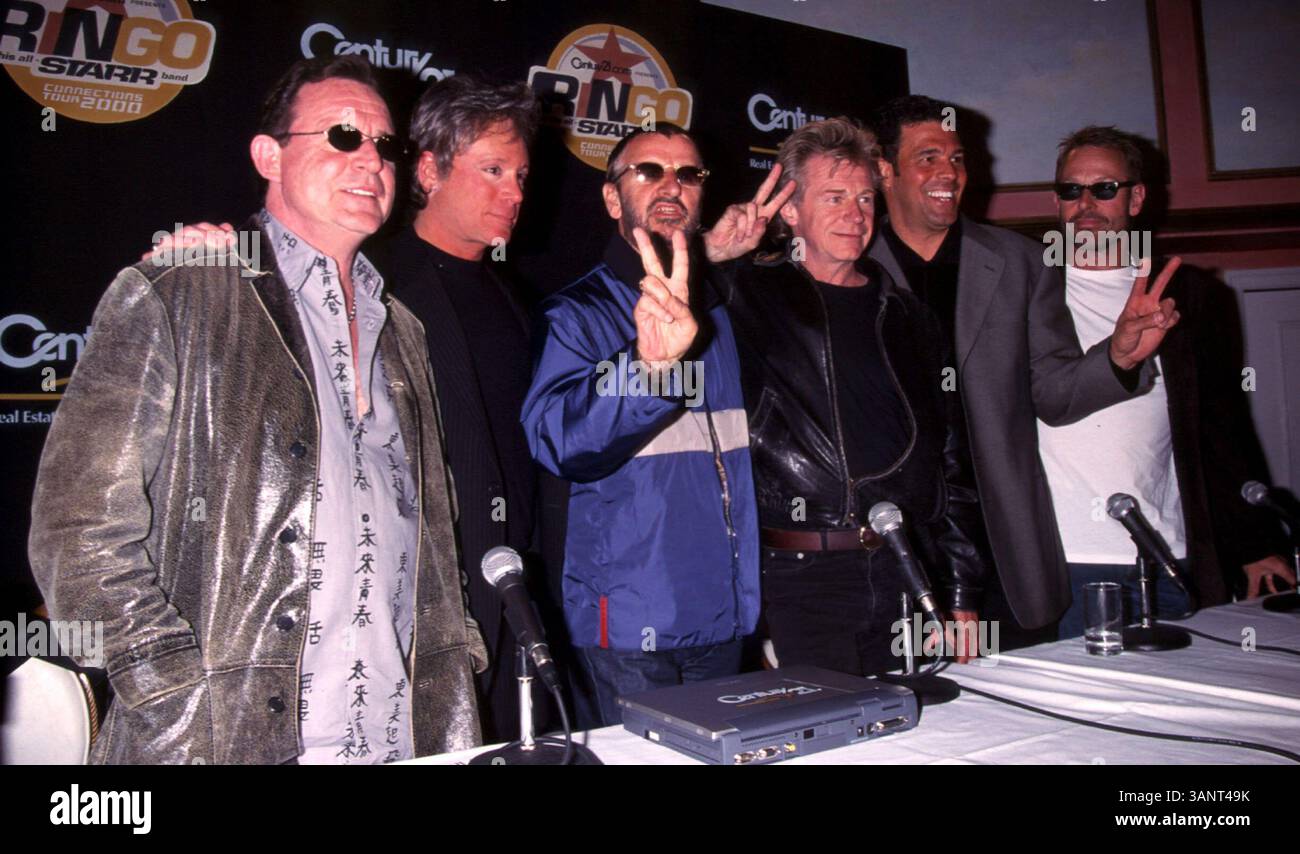 01 mai 2000 ; New York, New York, États-Unis ; JACK BRUCE, ERIC CARMEN, RINGO STARR, DAVE EDMUNDS, SIMON KIRKE & MARK RIVERA @ une conférence de presse annonçant que CENTURY 21 parrainera la tournée RINGO STARR & His ALL-STARR Band cet été. Banque D'Images