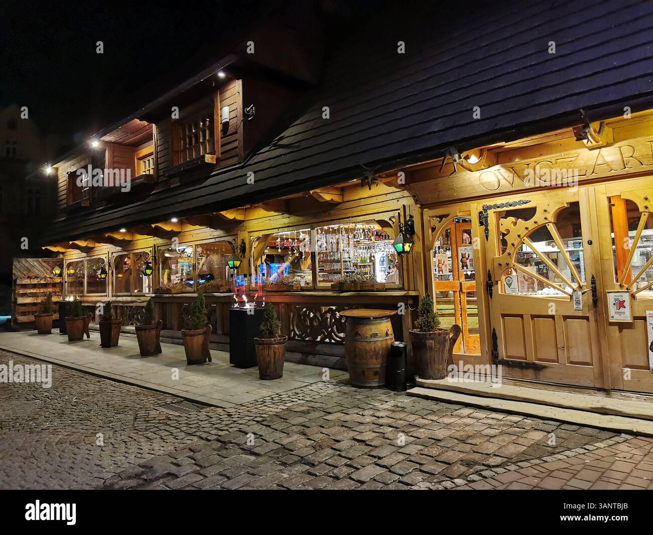 Le restaurant Owczarnia à Zakopane est un restaurant confortable de style montagnard avec une belle architecture en bois de Zakopane, dans le sud de la Pologne - Image de stock capturée avec un smartphone