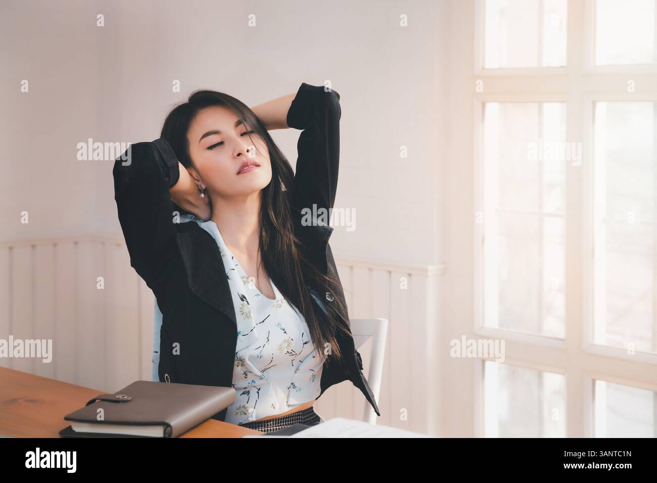Concept de syndrome de bureau. Femme d'affaires tordant le corps pour soulager la fatigue, souffrant de douleur après le travail sédentaire dans une posture incorrecte pour un Banque D'Images
