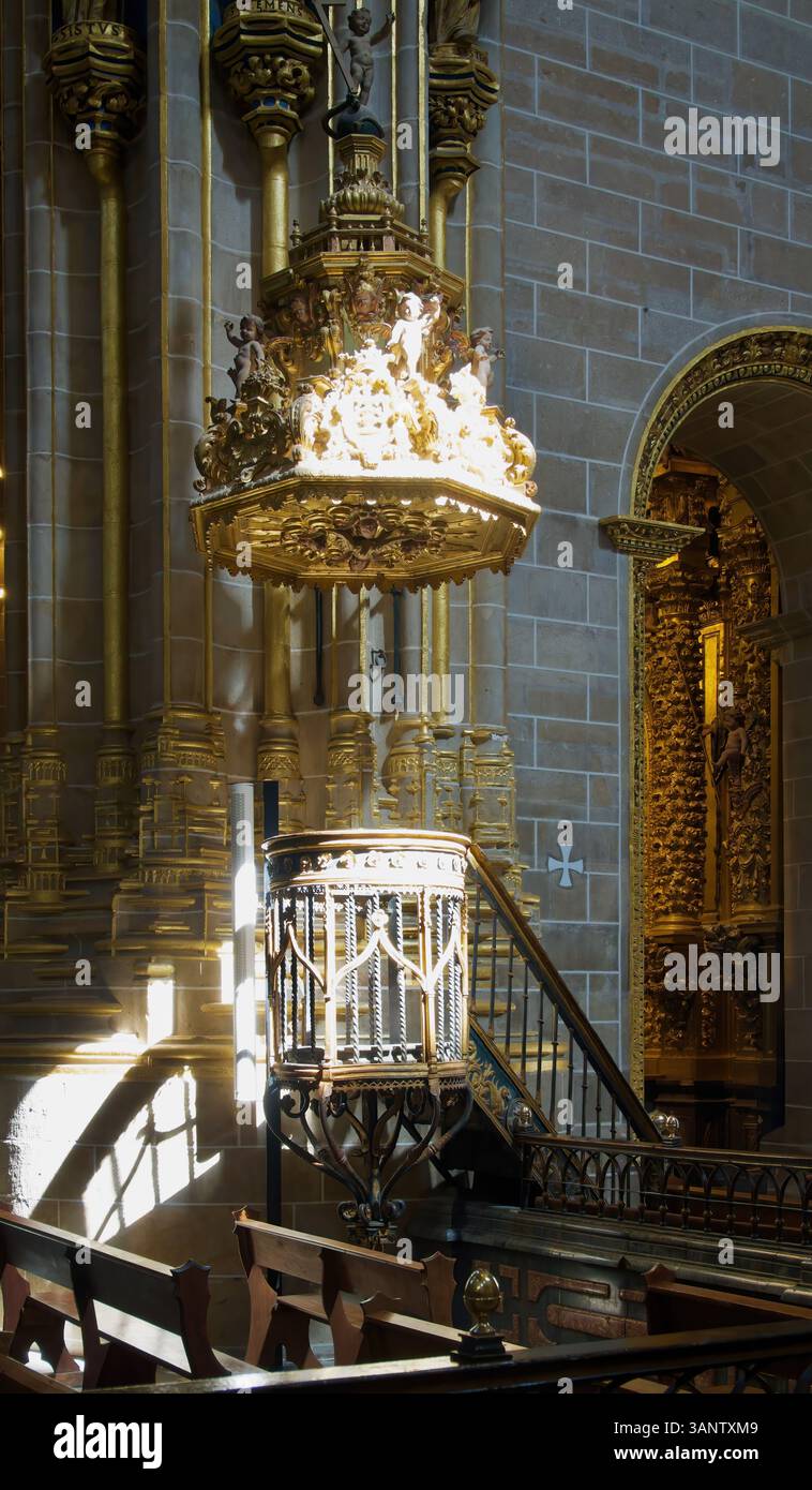 Chaire décorée en plein soleil dans la nouvelle cathédrale catholique romaine Plasencia Caceres Espagne Europe Banque D'Images