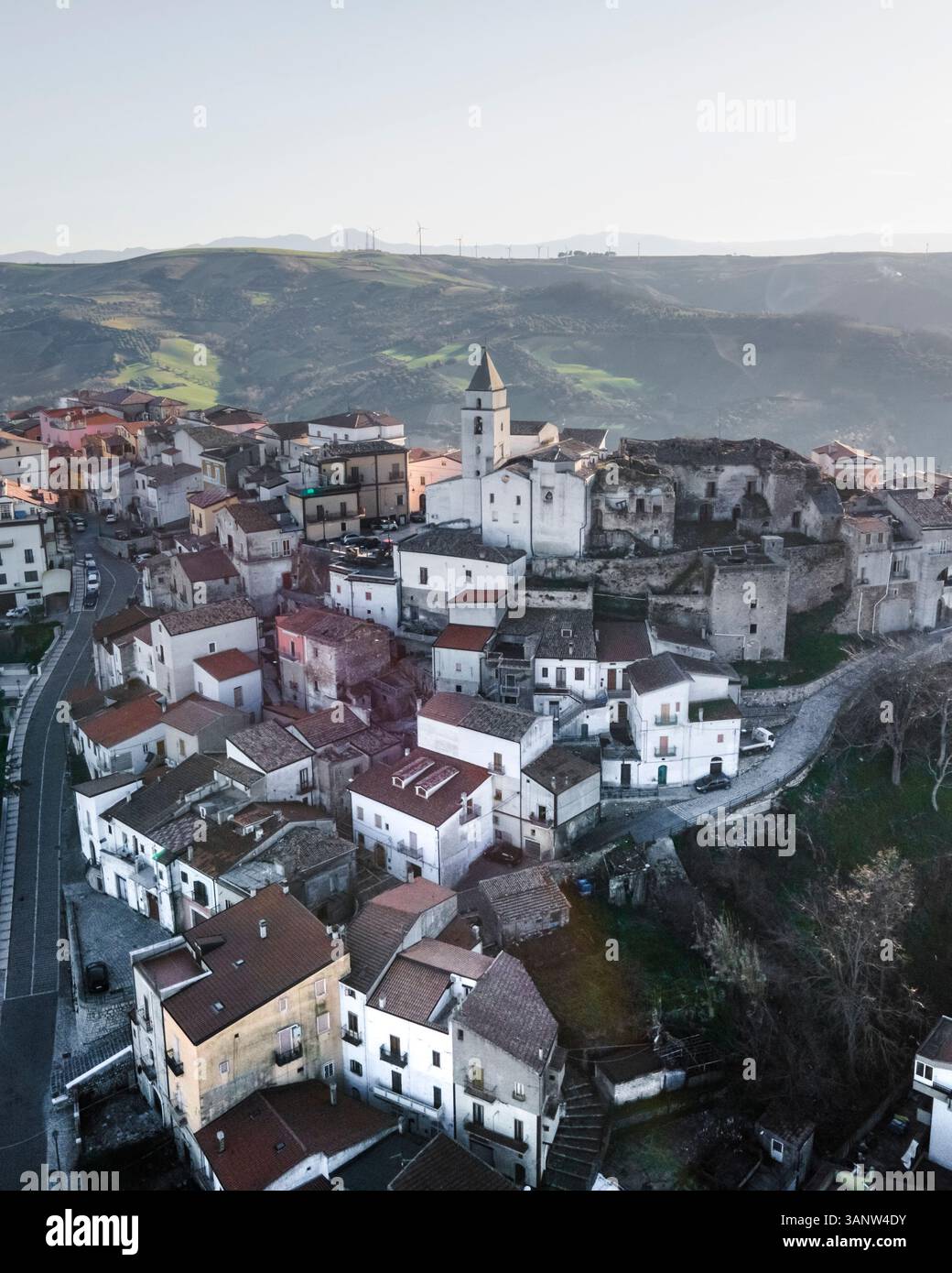Vue aérienne du village médiéval historique avec des bâtiments en pierre et la tour de l'église entourée par une belle campagne, Ripacandida, Italie. Banque D'Images